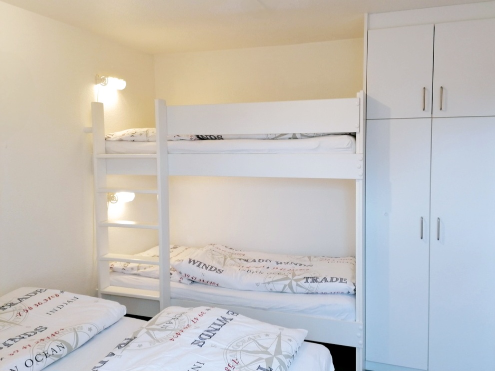 Langeoog Barkhausenstra&szlig;e begehrte Lage Ferienwohnung Langeooger Koralle mit Aussicht Schlafzimmer Bedroom Etagenbett Doppelbett Wohnzimmer Esszimmer K&uuml;che Bad 2024 2025
