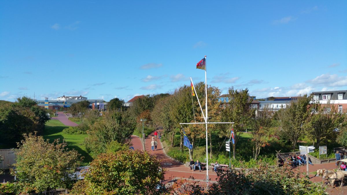 Langeoog Barkhausenstra&szlig;e begehrte Lage Ferienwohnung Langeooger Perle mit Aussicht &uuml;ber Parkanlage Wohnzimmer Esszimmer Schlafzimmer K&uuml;che Bad mit Dusche WC und Waschbecken 2024 2025